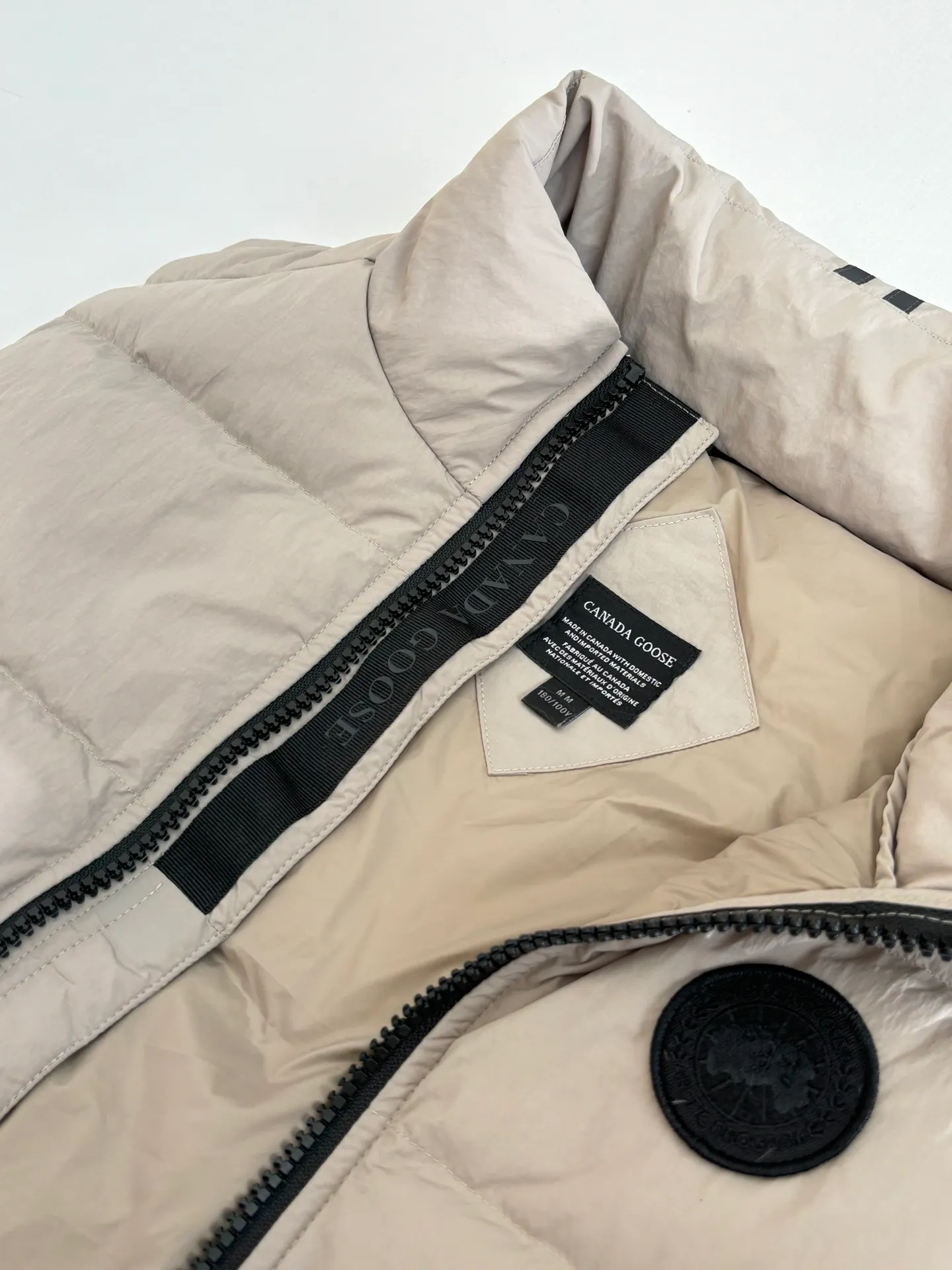 P690 Canada Goos*/Big Goose Rubber Label Badge Down Vest The fabric is made of high-quality protective nylon fabric, 90 national standard high-quality white duck down: selected high-fill down, weighing 160g, light and warm, with excellent temperature locking performance and good resilience. Three-dimensional quilting technology and precision thread reinforcement prevent lint from being drilled and ensure that the fluffy and resilient elasticity lasts like new.  Size：S/M/L/XL